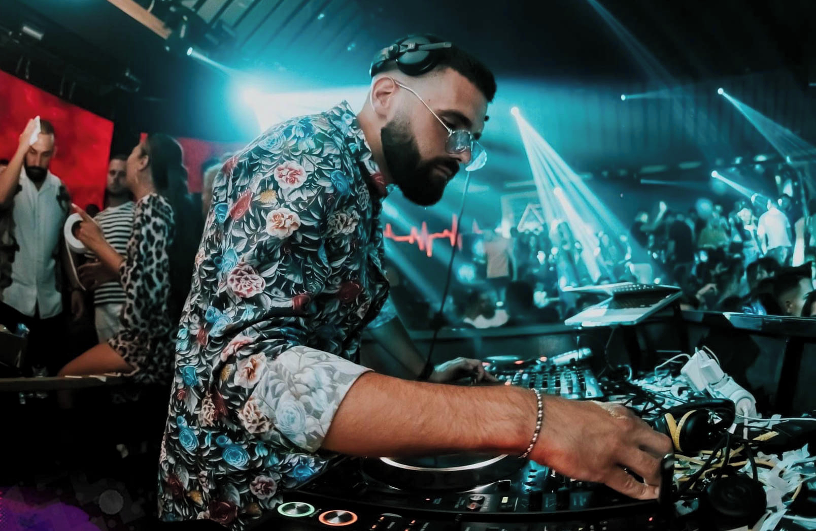 //www.jet2holidays.com/-/media/assets/product images - custom overview groups/cfu/get in the groove/cfu_88080_cabo_corfu_0125_09_689x448.jpg